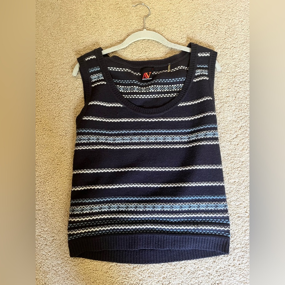 Women’s Adrienne Vittadini Navy patterned sweater vest. Size Medium